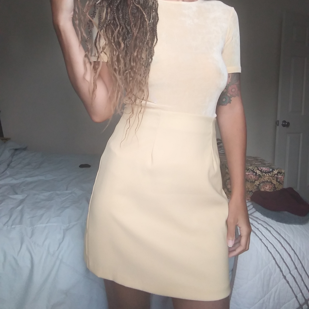 Yellow 90s mini skirt